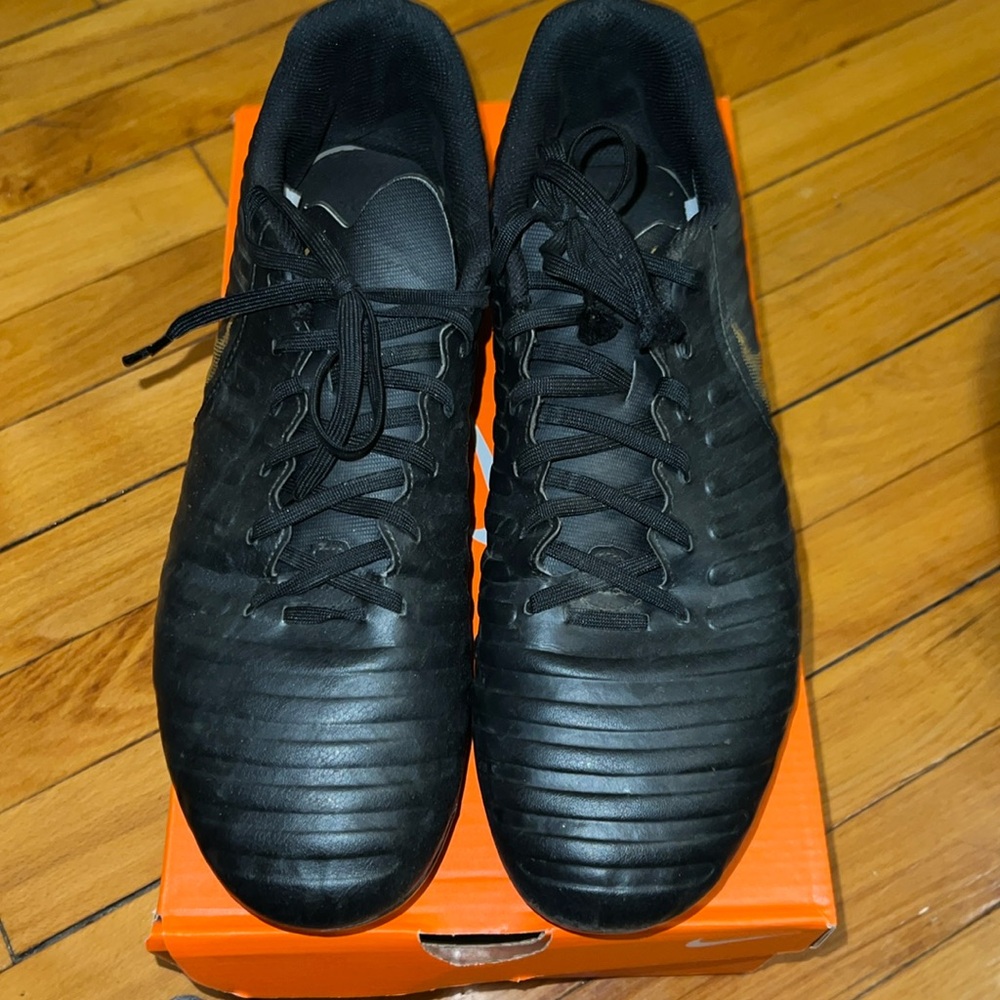 Nike soccer cleats tiempo
Men
Size 11.5